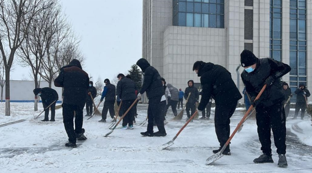 闻”雪而动 开启除雪模式