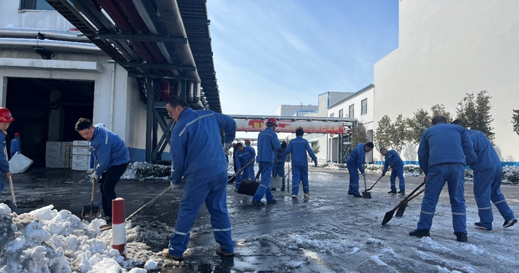 冰雪中的温度:扫雪除冰护春归