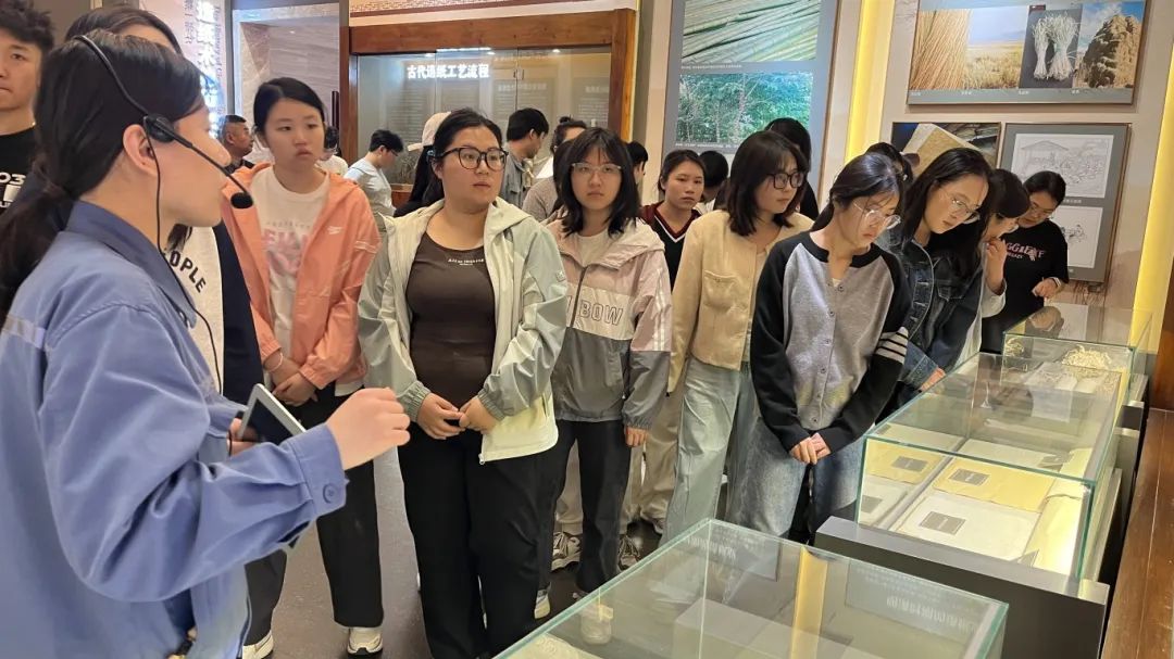 青春同行 “纸”向未来——200名高校学子参观齐峰造纸博物馆